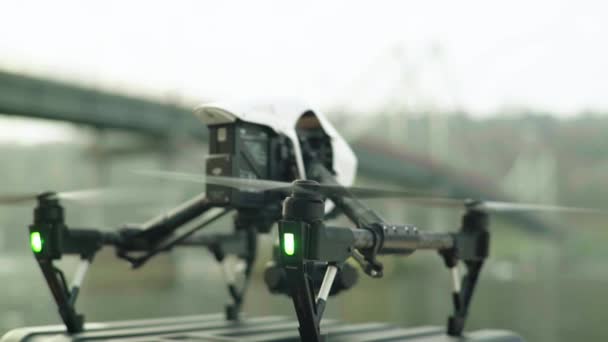 O quadrocopter drone durante as filmagens. A filmar. Tiroteio — Vídeo de Stock