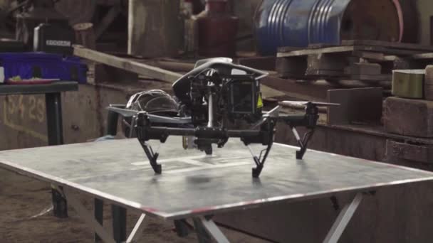 El dron quadrocopter durante el rodaje. Filmmaking. Disparos — Vídeo de stock