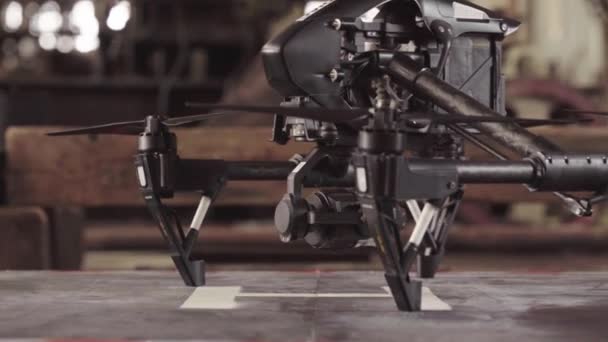 The drone quadrocopter during filming. Filmmaking. Shooting — Stock Video