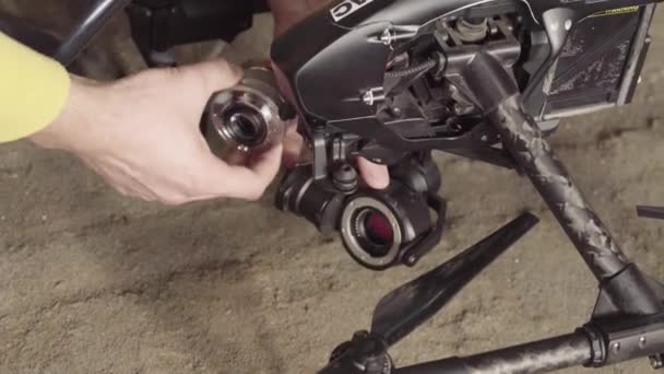 Квадрокоптер дрона під час зйомок. Фільмування. Постріл — стокове відео