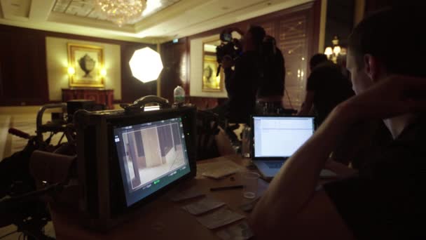 Режиссерский монитор во время съемок. Кинопроизводство. Производство фильмов. — стоковое видео