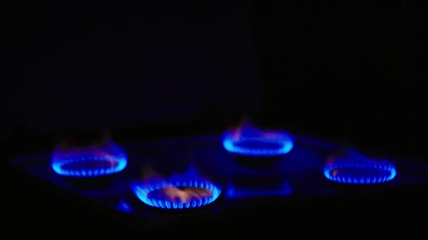 Fogo em uma prostituta a gás em um fogão a gás — Vídeo de Stock