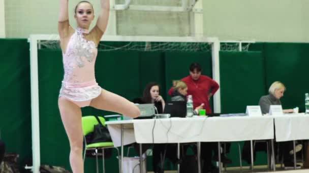 Dívka gymnastka s míčem během soutěže. Zpomal. Kyjev. Ukrajina. — Stock video