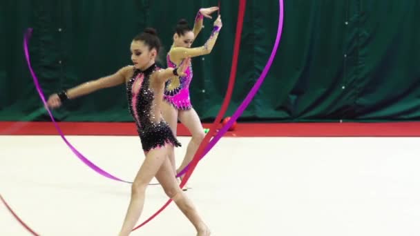 Dívka gymnastka s stuhou během soutěže. Zpomal. Kyjev. Ukrajina. — Stock video