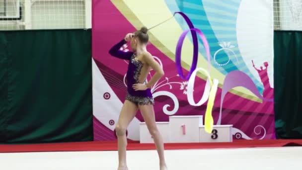 Девушка гимнастка с ленточкой во время соревнований. Медленное движение. Киев. Украина . — стоковое видео