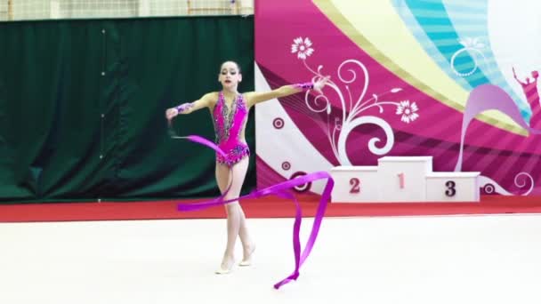 Gymnaste fille avec ruban pendant la compétition. Au ralenti. Kiev. Ukraine . — Video