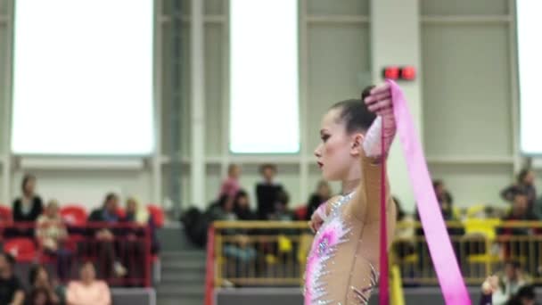 Ginasta menina com fita durante a competição. Movimento lento. Kiev. Ucrânia . — Vídeo de Stock