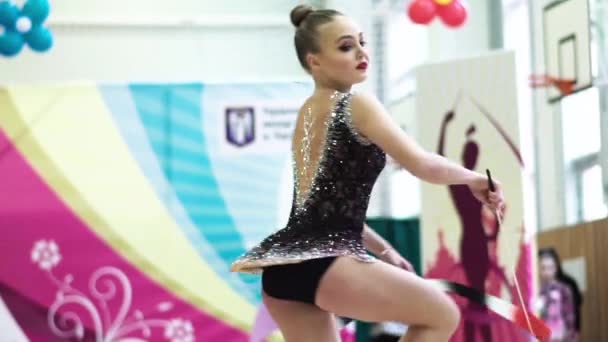 Ginasta menina com fita durante a competição. Movimento lento. Kiev. Ucrânia . — Vídeo de Stock