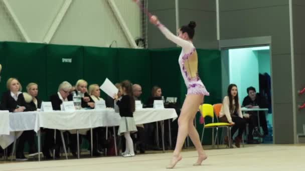 Девушка гимнастка с клубами во время соревнований. Медленное движение. Киев. Украина . — стоковое видео