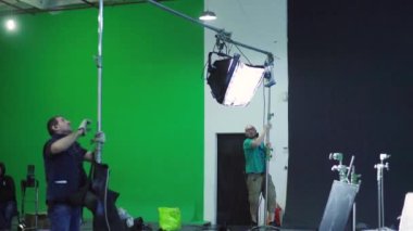 Çekimler sırasında film setinde ışıklandırma. Film yapımcılığı. Çekim.