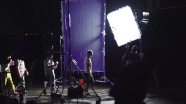 Çekimler sırasında film setinde ışıklandırma. Film yapımcılığı. Çekim.