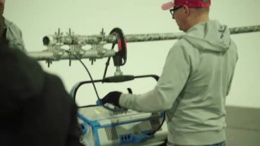 Çekimler sırasında film setinde ışıklandırma. Film yapımcılığı. Çekim.