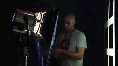 Çekimler sırasında film setinde ışıklandırma. Film yapımcılığı. Çekim.