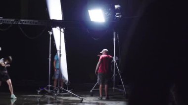 Çekimler sırasında film setinde ışıklandırma. Film yapımcılığı. Çekim.