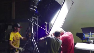 Çekimler sırasında film setinde ışıklandırma. Film yapımcılığı. Çekim.