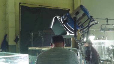 Çekimler sırasında film setinde ışıklandırma. Film yapımcılığı. Çekim.