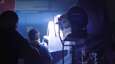 Çekimler sırasında film setinde ışıklandırma. Film yapımcılığı. Çekim.