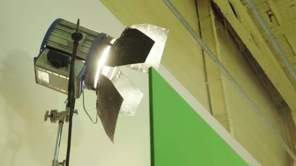 Iluminación en el set de la película durante el rodaje. Filmmaking. Disparos. — Vídeos de Stock