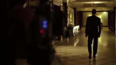 Erkek oyuncu çekim sırasında bir rol oynar. Film yapımcılığı. Çekim.