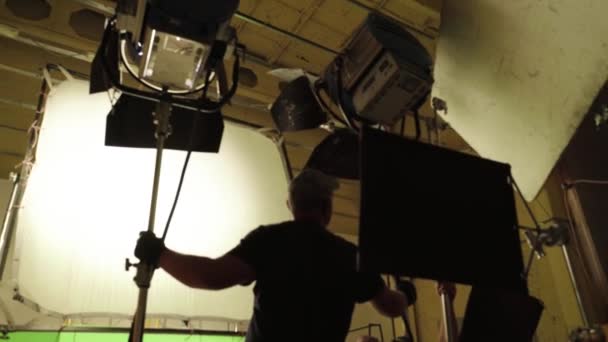 Iluminação no set do filme durante as filmagens. A filmar. Tiroteio. — Vídeo de Stock