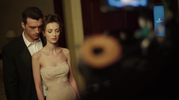 Een mannelijke acteur en vrouwelijke actrice spelen een rol tijdens het filmen. — Stockvideo