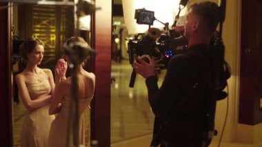 Çekim sırasında kadın oyuncu bir rol oynar. Film yapımcılığı.