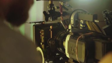 Çekim sırasında kamera. Film yapımcılığı. Çekim. Film yapımcılığı.