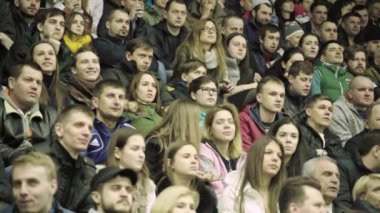 Hokey maçındaki taraftarlar. Buz arenasında insanlar var. Kyiv. Ukrayna