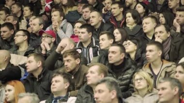 Hokey maçındaki taraftarlar. Buz arenasında insanlar var. Kyiv. Ukrayna
