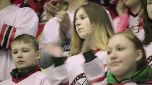 Abanicos durante un partido de hockey. Gente espectadores en la arena de hielo. Kiev. Ucrania — Vídeo de stock