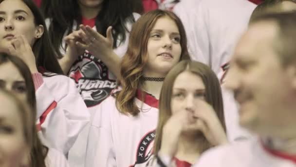 Abanicos durante un partido de hockey. Gente espectadores en la arena de hielo. Kiev. Ucrania — Vídeos de Stock