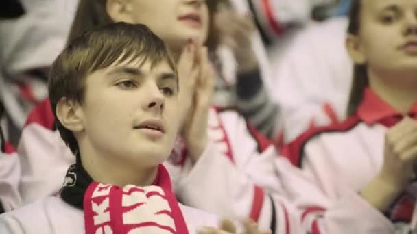 ホッケーの試合中のファン。氷のアリーナの人々の観客。キエフ。ウクライナ — ストック動画