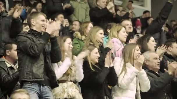 冰球比赛中的球迷。 人们在冰场观看。 Kyiv 。 乌克兰 — 图库视频影像