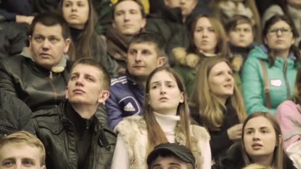 Abanicos durante un partido de hockey. Gente espectadores en la arena de hielo. Kiev. Ucrania — Vídeo de stock