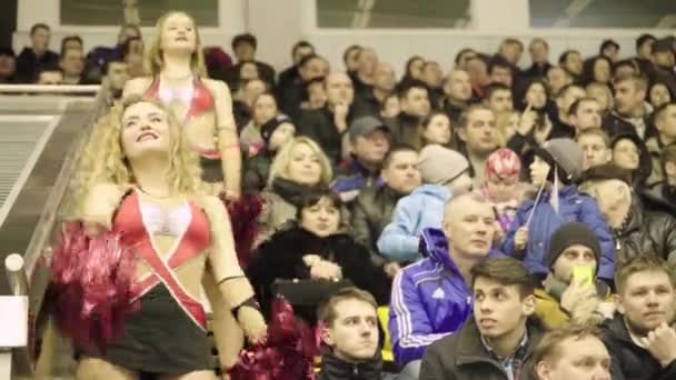 하키 경기중 팬들 이에요. 사람들 이 빙상에서 구경한다. Kyiv. 우크라 이나 — 비디오
