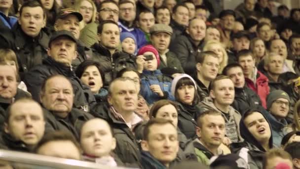 Fãs durante uma partida de hóquei. Pessoas espectadoras na arena de gelo. Kiev. Ucrânia — Vídeo de Stock