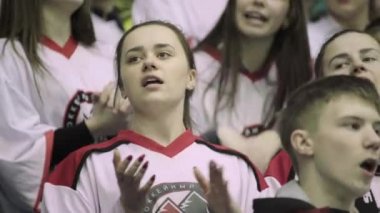 Hokey maçındaki taraftarlar. Buz arenasında insanlar var. Kyiv. Ukrayna