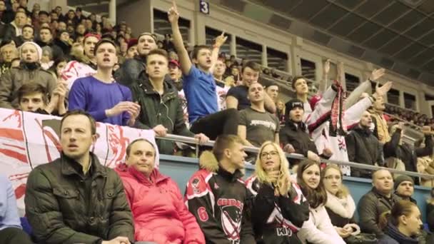 Fans pendant un match de hockey. Des spectateurs sur la patinoire. Kiev. Ukraine — Video