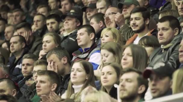 Abanicos durante un partido de hockey. Gente espectadores en la arena de hielo. Kiev. Ucrania — Vídeos de Stock