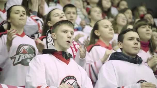 Fans während eines Eishockeyspiels. Zuschauer in der Eisarena. kyiv. Ukraine — Stockvideo