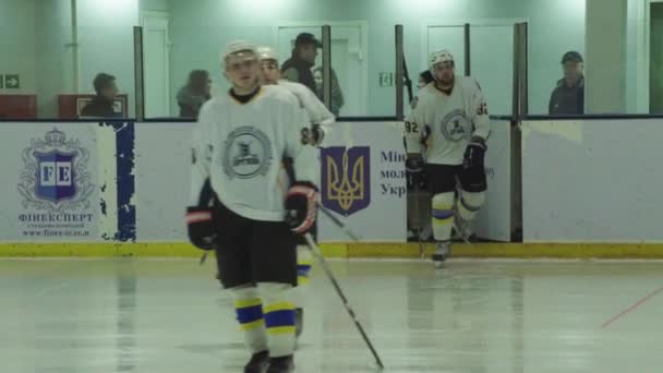 Een ijshockeywedstrijd in de ijshal. Kiev. Ukkraine — Stockvideo