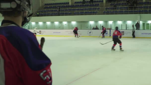 Hockeymatch på isarenan. Kiev. Ukkraine Ordförande — Stockvideo