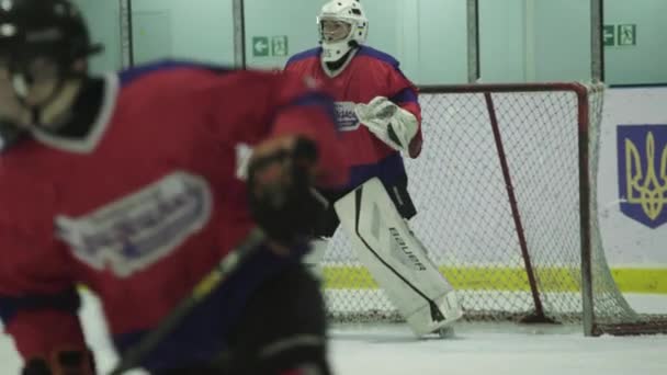 Partita di hockey nell'arena di ghiaccio. Kiev. Ucraina. — Video Stock