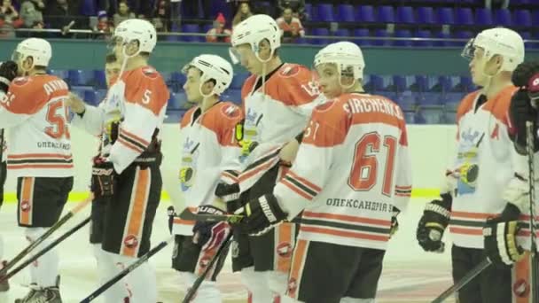 Mecz hokejowy na arenie lodowej. Kijów. Kraina czarna — Wideo stockowe