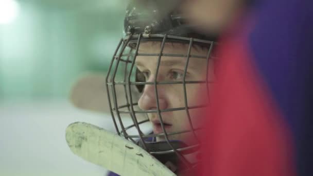 Eishockeyspiel. Hockeyspieler während des Spiels — Stockvideo