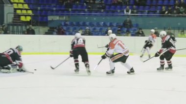 Buz arenasında hokey maçı. Ağır çekim. Kyiv. Ukrayna