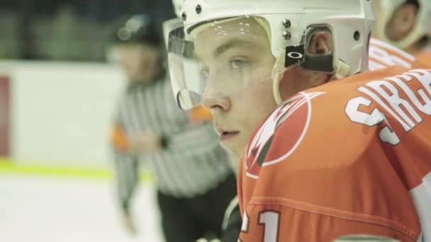 Hockeymatch. Sakta i backarna. Hockeyspelare under spelet — Stockvideo