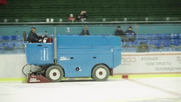 Máquina de nieve en la arena as — Vídeo de stock