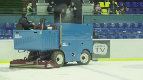 Snö maskin på ess arena — Stockvideo