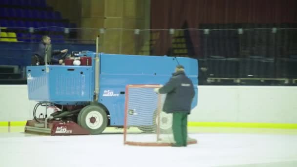 Snö maskin på ess arena — Stockvideo